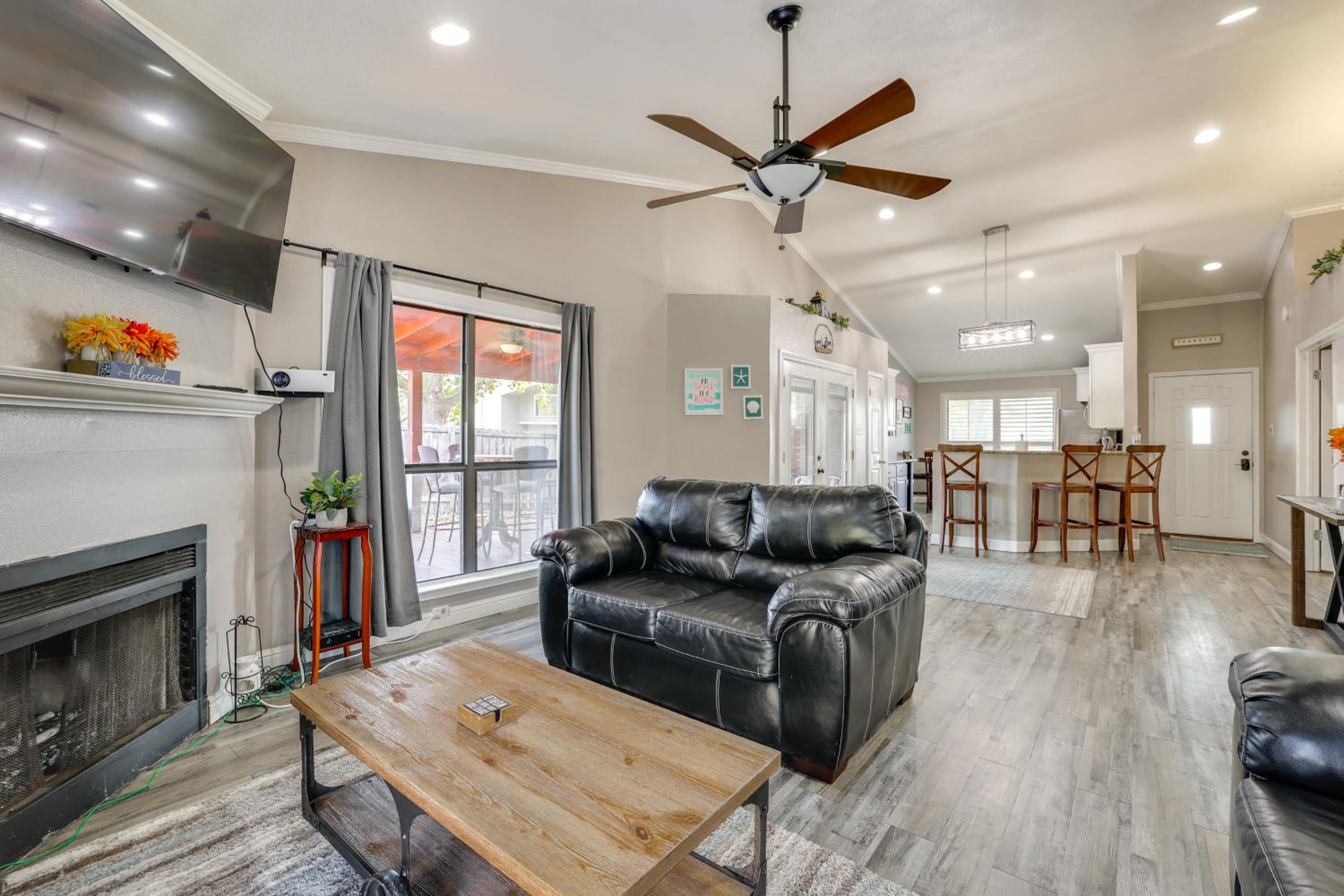 Private Pool and Hot Tub Dog-Friendly Live Oak Home