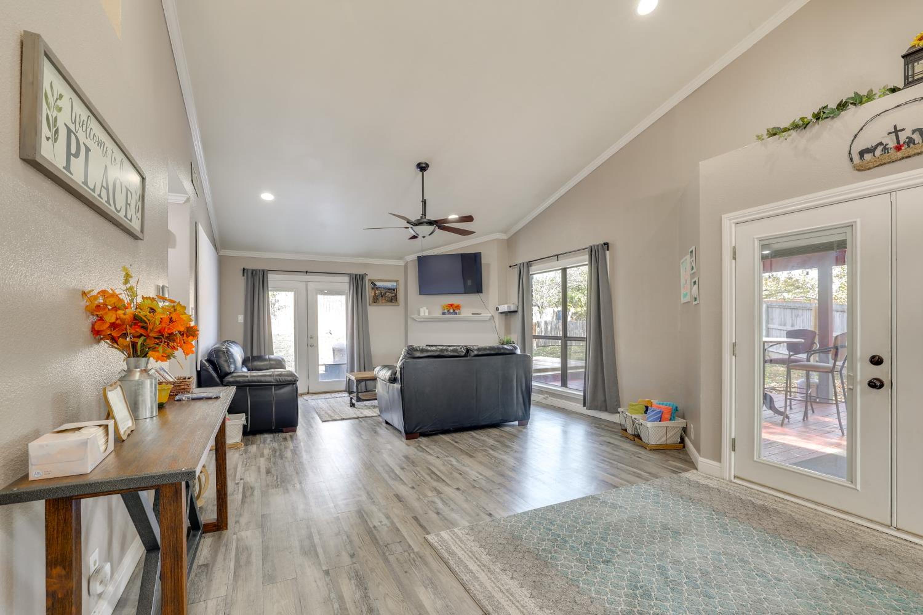 Private Pool and Hot Tub Dog-Friendly Live Oak Home