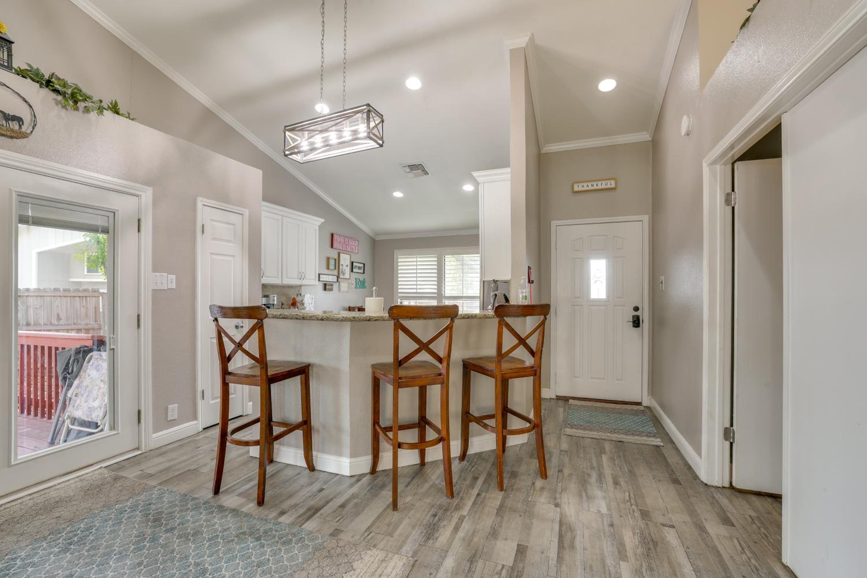 Private Pool and Hot Tub Dog-Friendly Live Oak Home