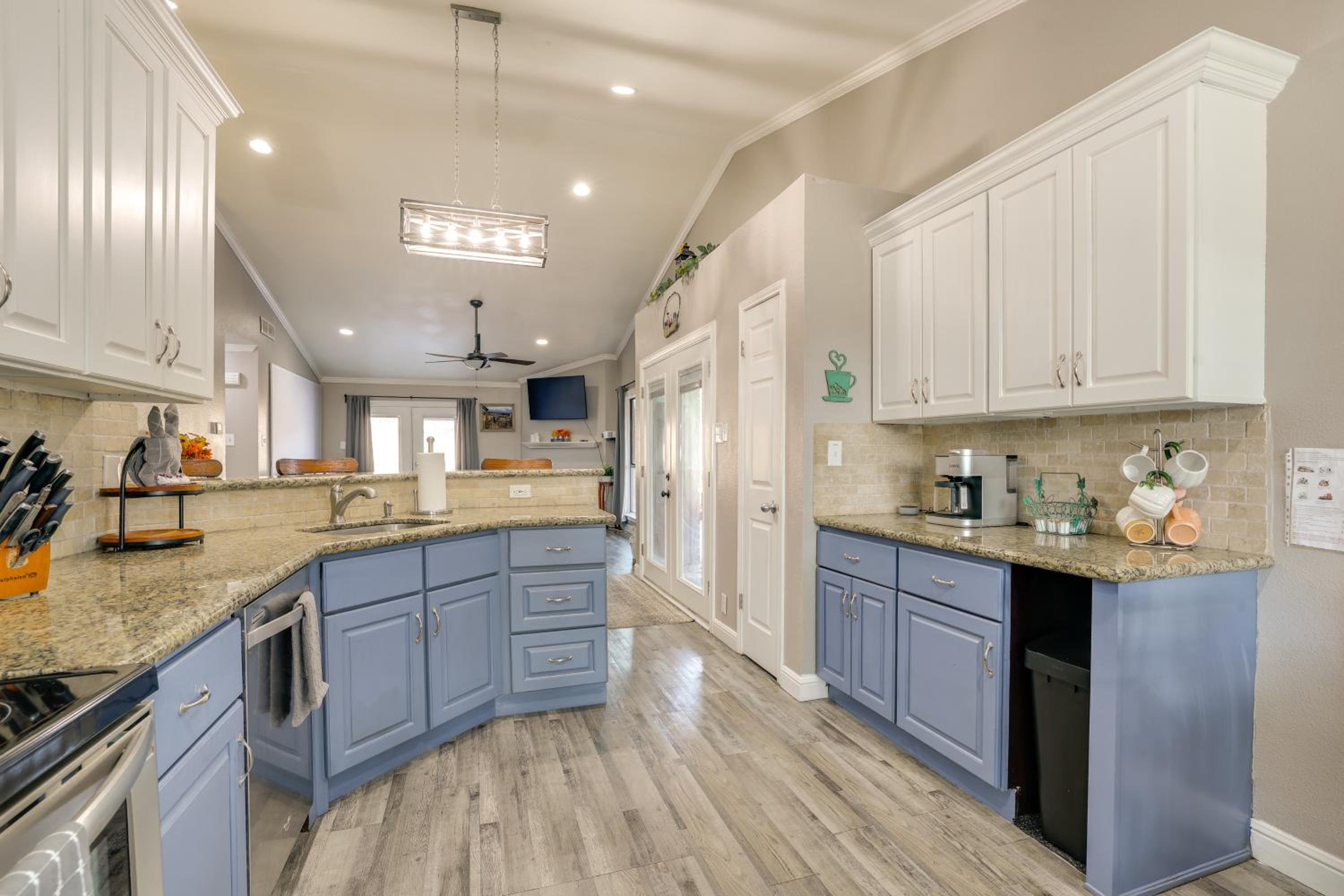 Private Pool and Hot Tub Dog-Friendly Live Oak Home