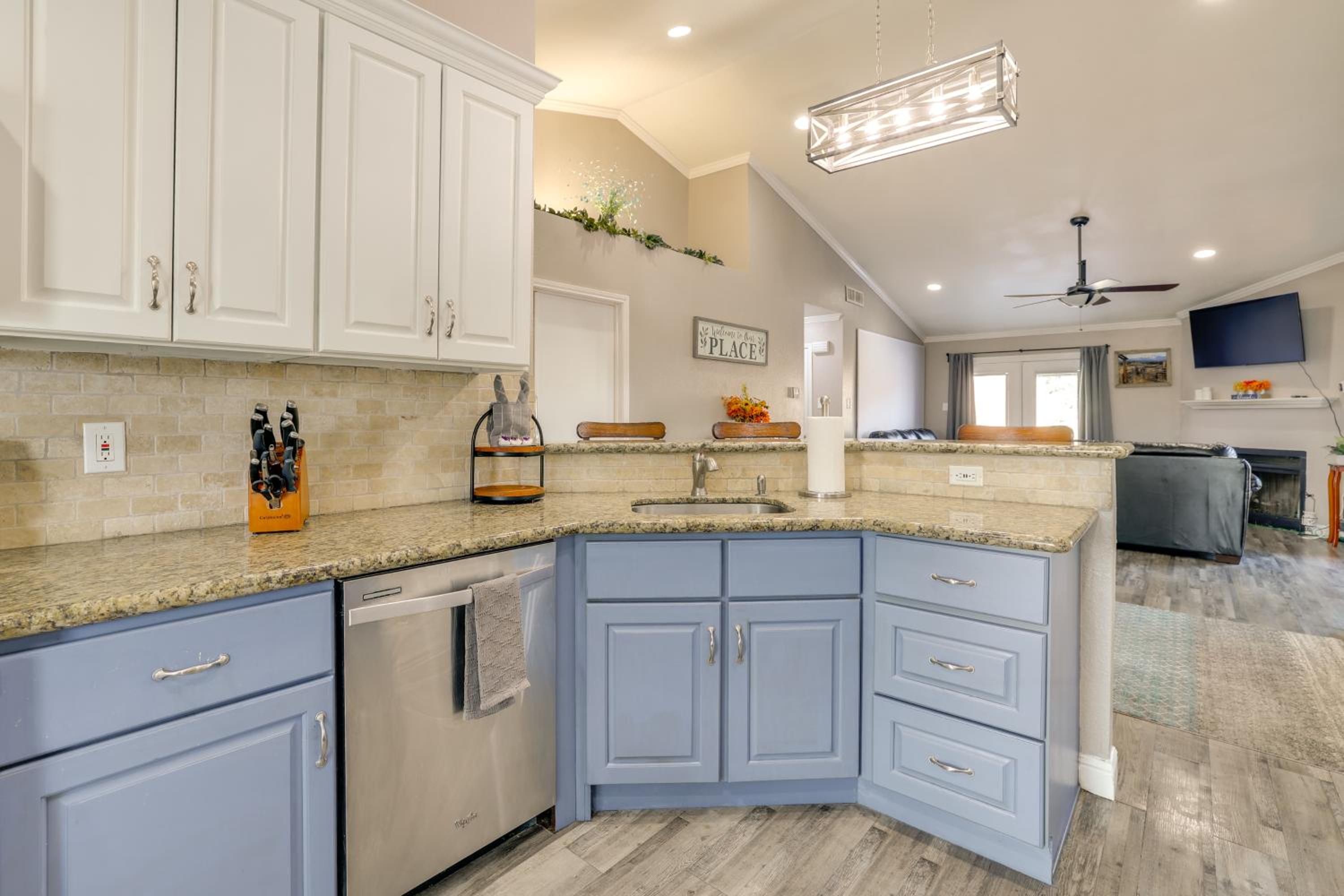 Private Pool and Hot Tub Dog-Friendly Live Oak Home