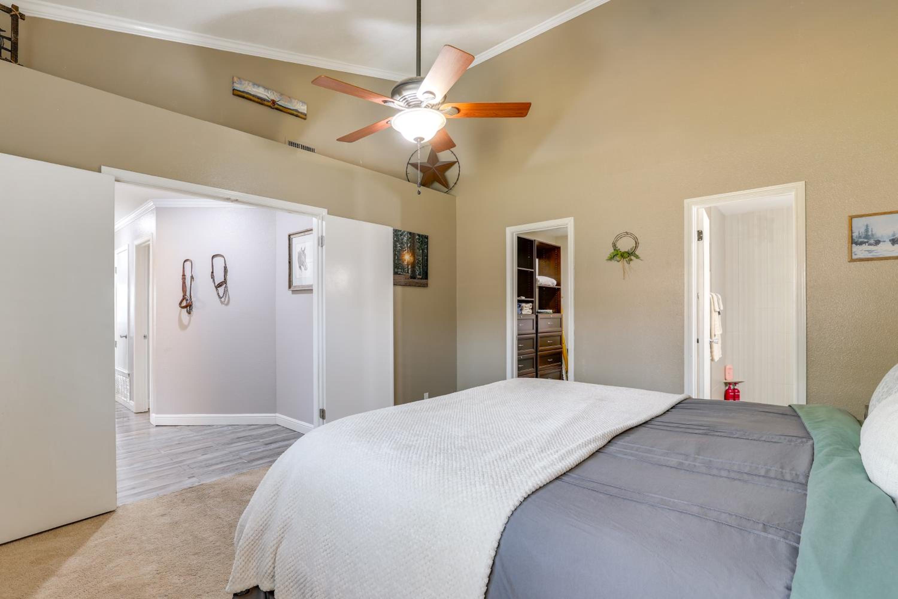 Private Pool and Hot Tub Dog-Friendly Live Oak Home