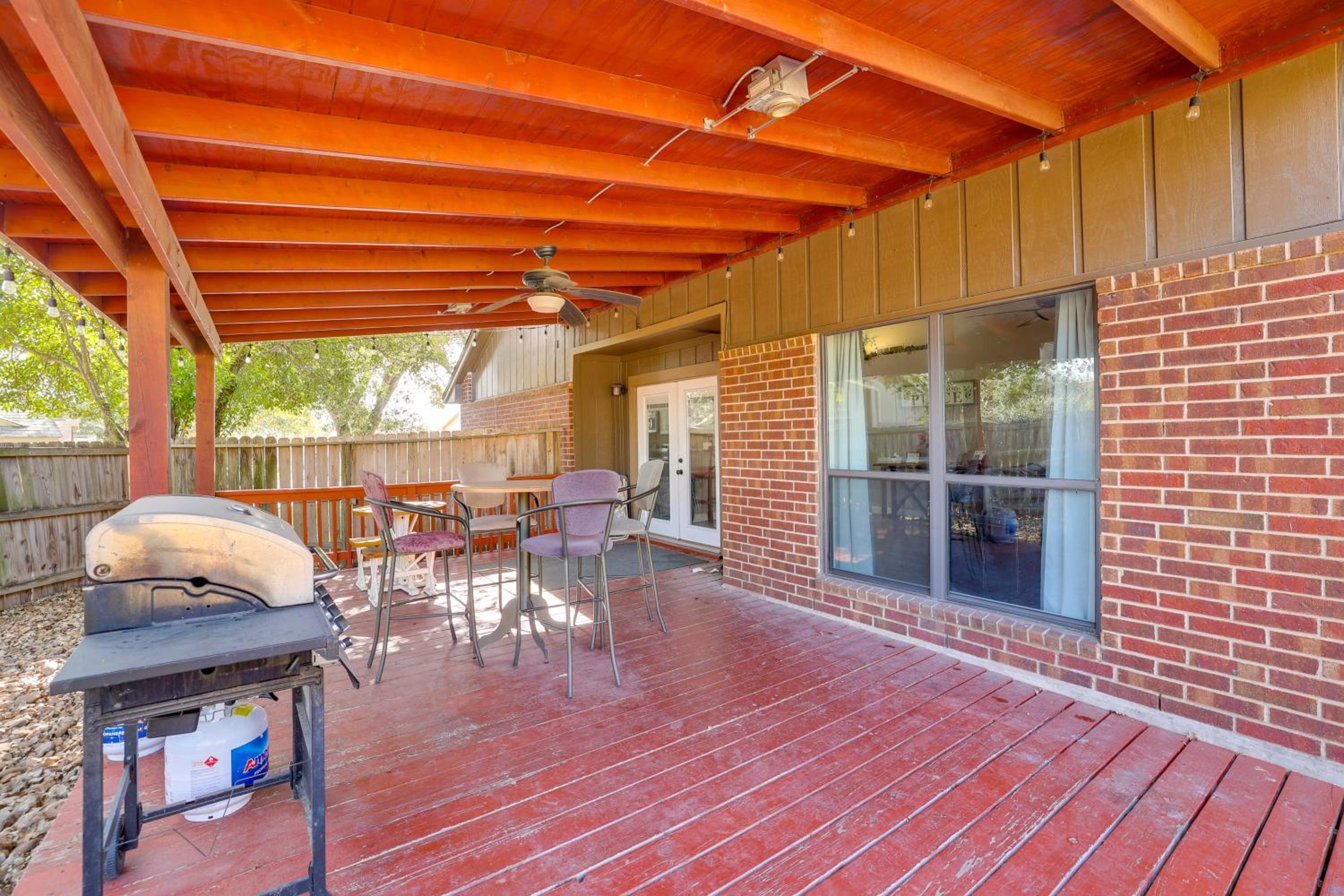 Private Pool and Hot Tub Dog-Friendly Live Oak Home