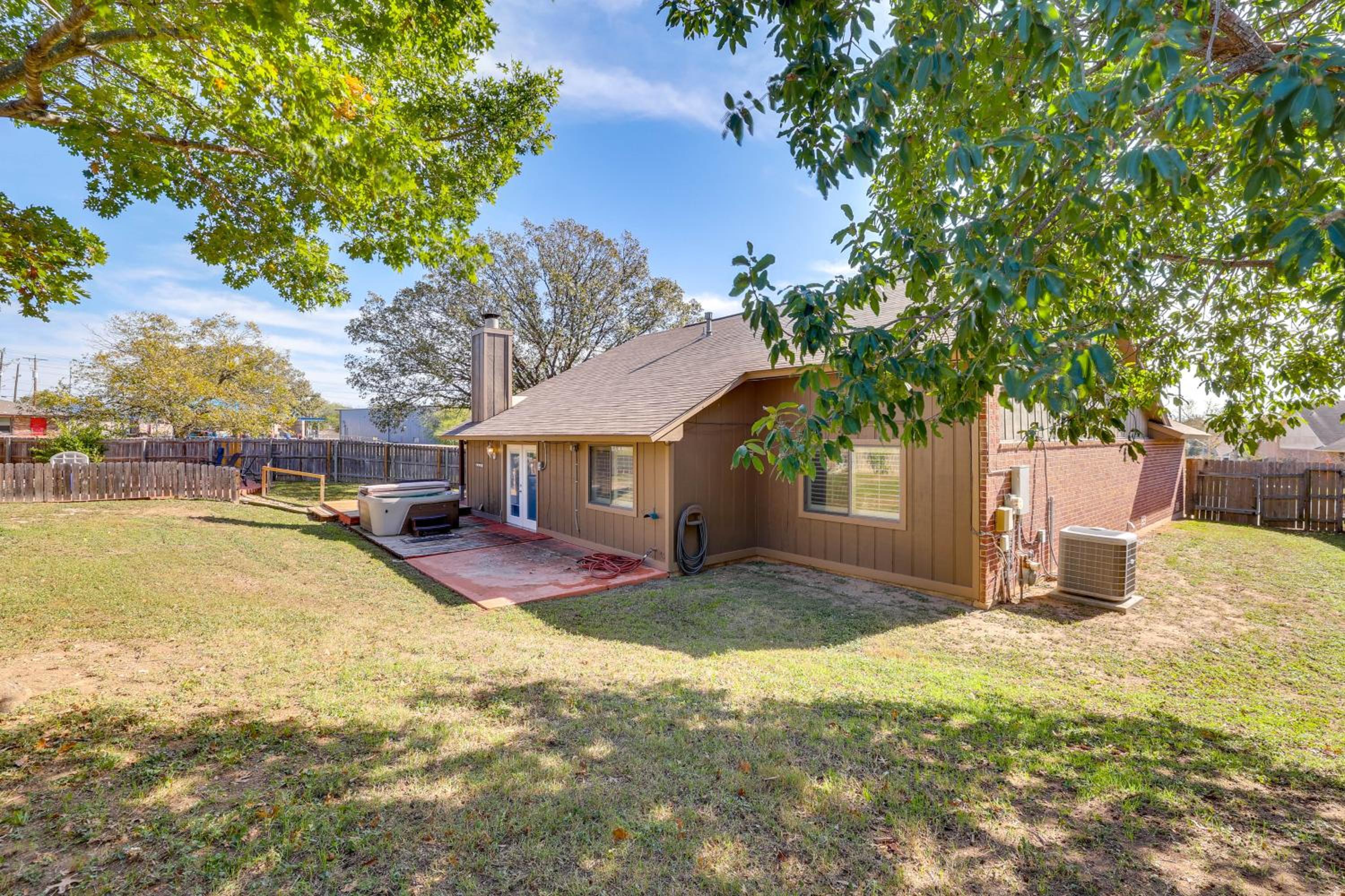 Private Pool and Hot Tub Dog-Friendly Live Oak Home