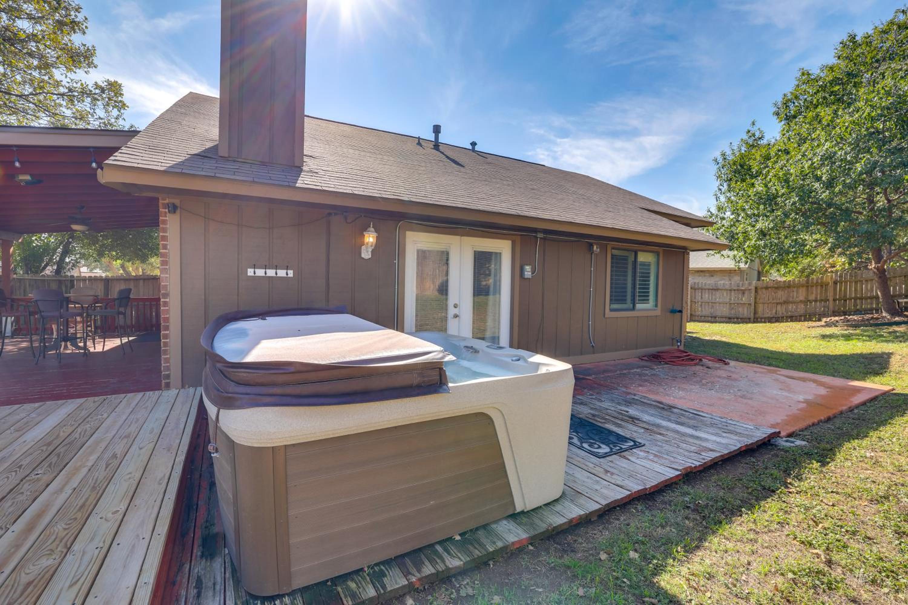 Private Pool and Hot Tub Dog-Friendly Live Oak Home