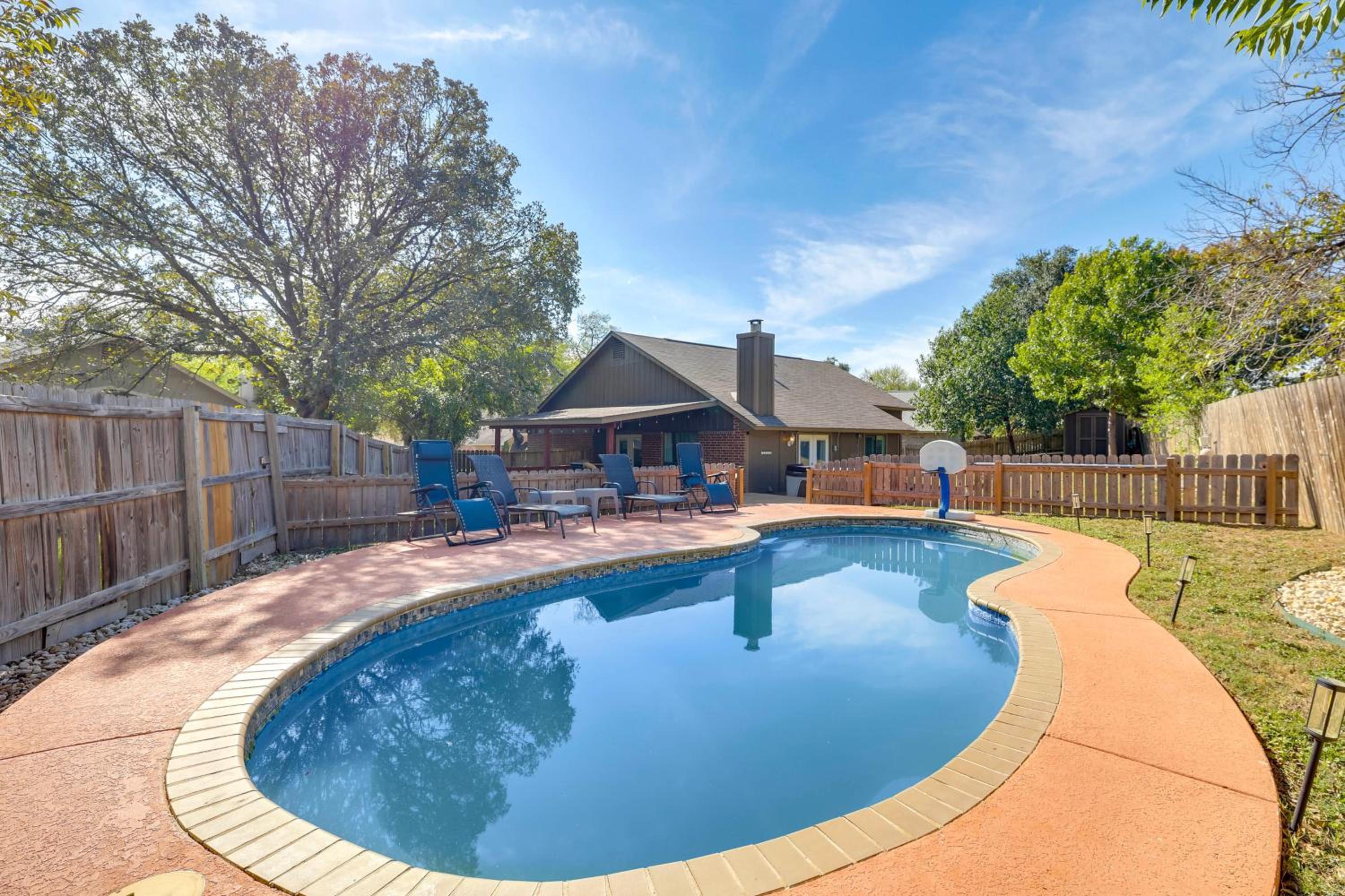 Private Pool and Hot Tub Dog-Friendly Live Oak Home