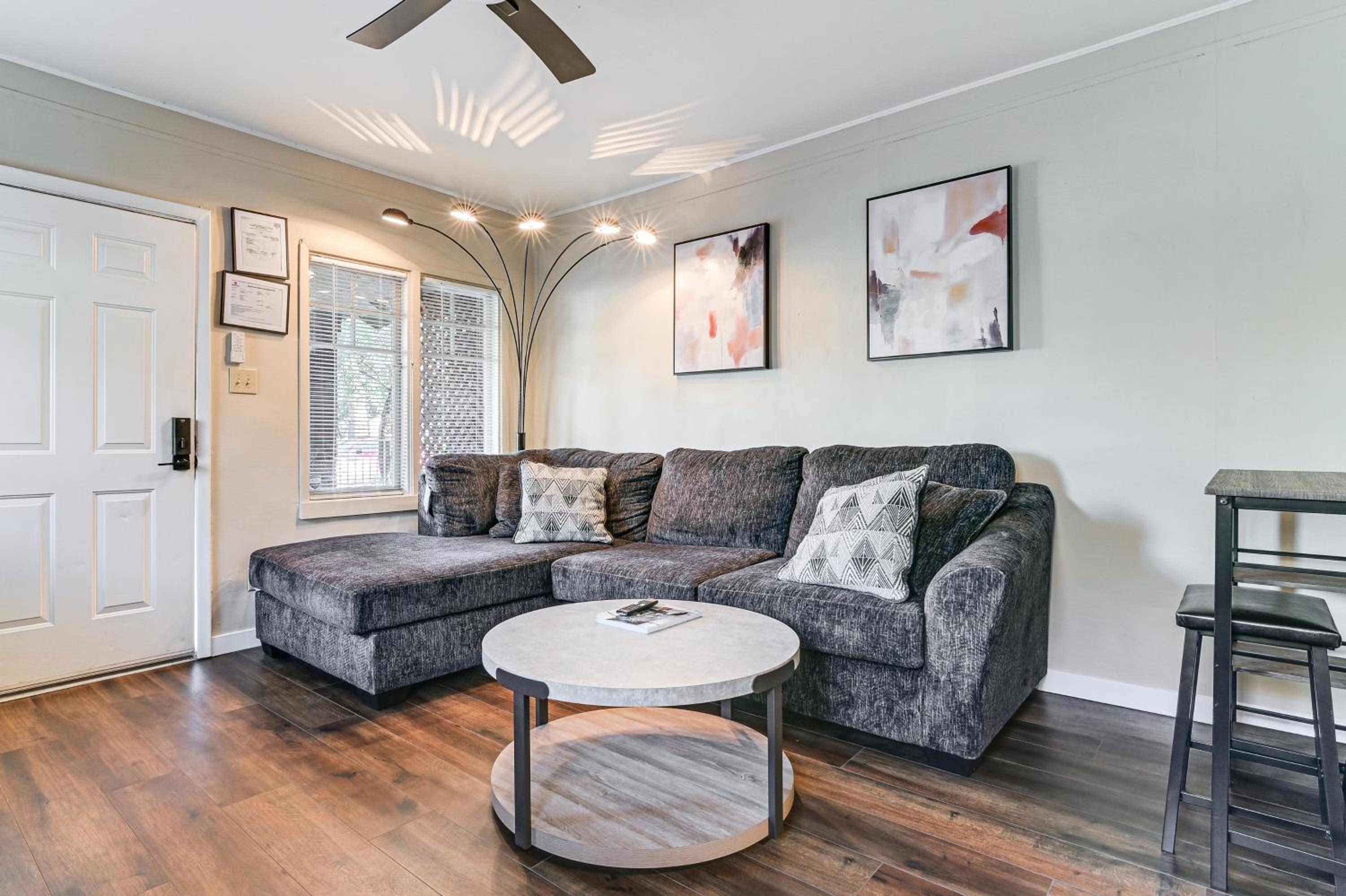 Walkable Haven 1 Mi to Dtwn Phoenix and Chase Field!