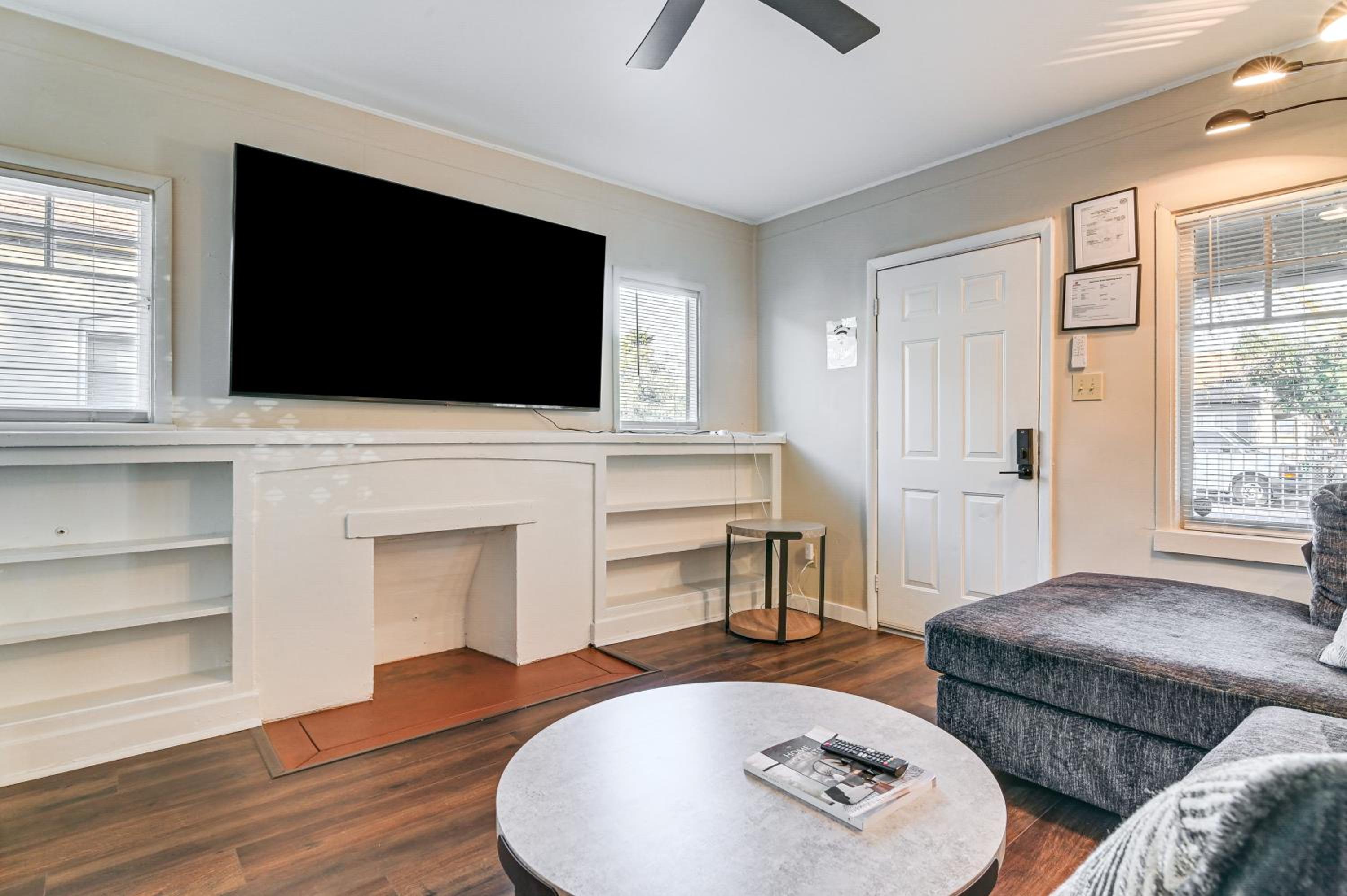 Walkable Haven 1 Mi to Dtwn Phoenix and Chase Field!