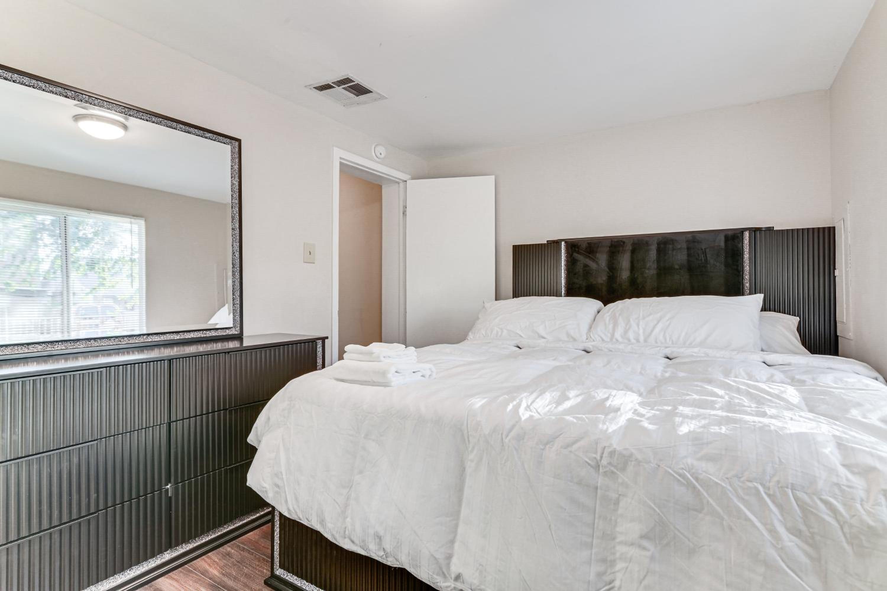Walkable Haven 1 Mi to Dtwn Phoenix and Chase Field!