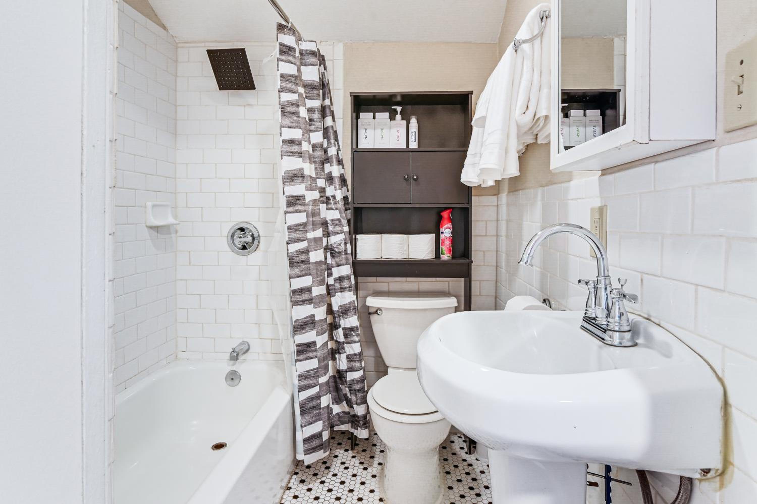 Walkable Haven 1 Mi to Dtwn Phoenix and Chase Field!