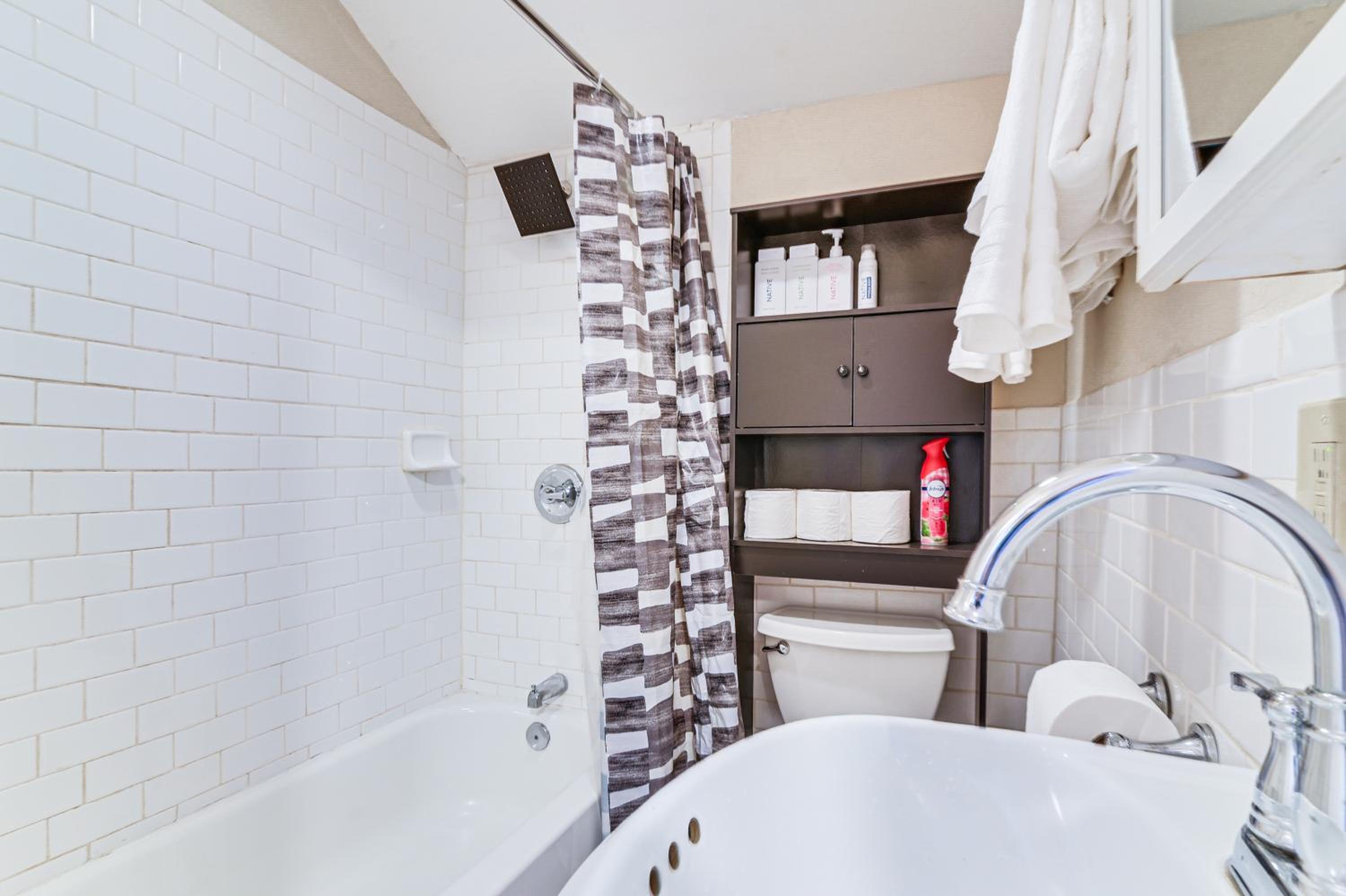 Walkable Haven 1 Mi to Dtwn Phoenix and Chase Field!