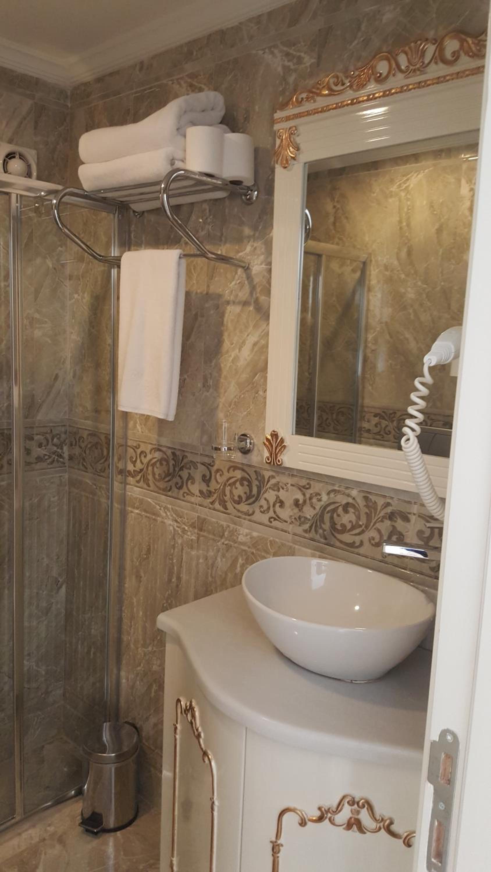 Best Town Hotel - Image 71