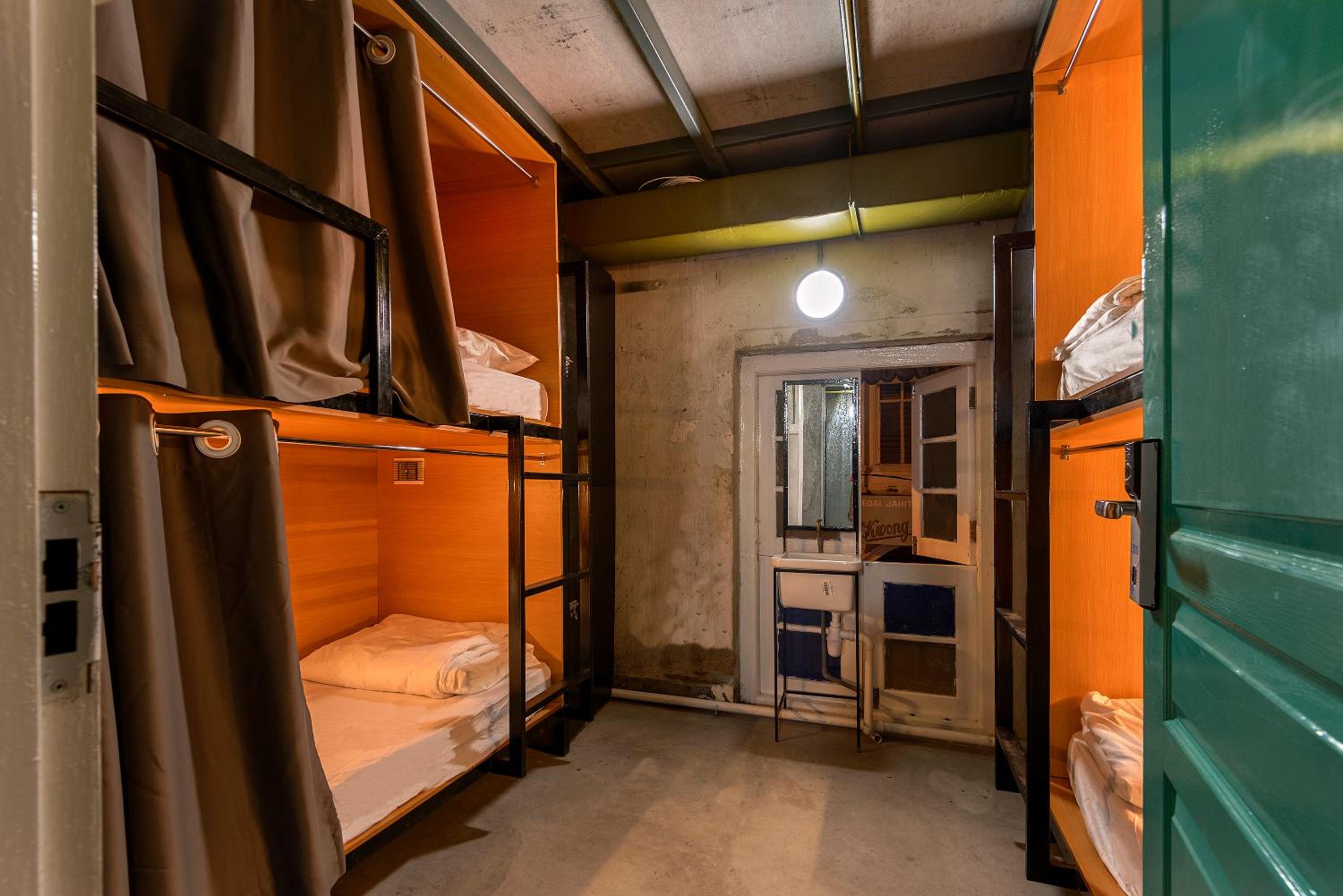 Chinatown Hostel by Mingle - Rooftop Private Jacuzzi with Bar
