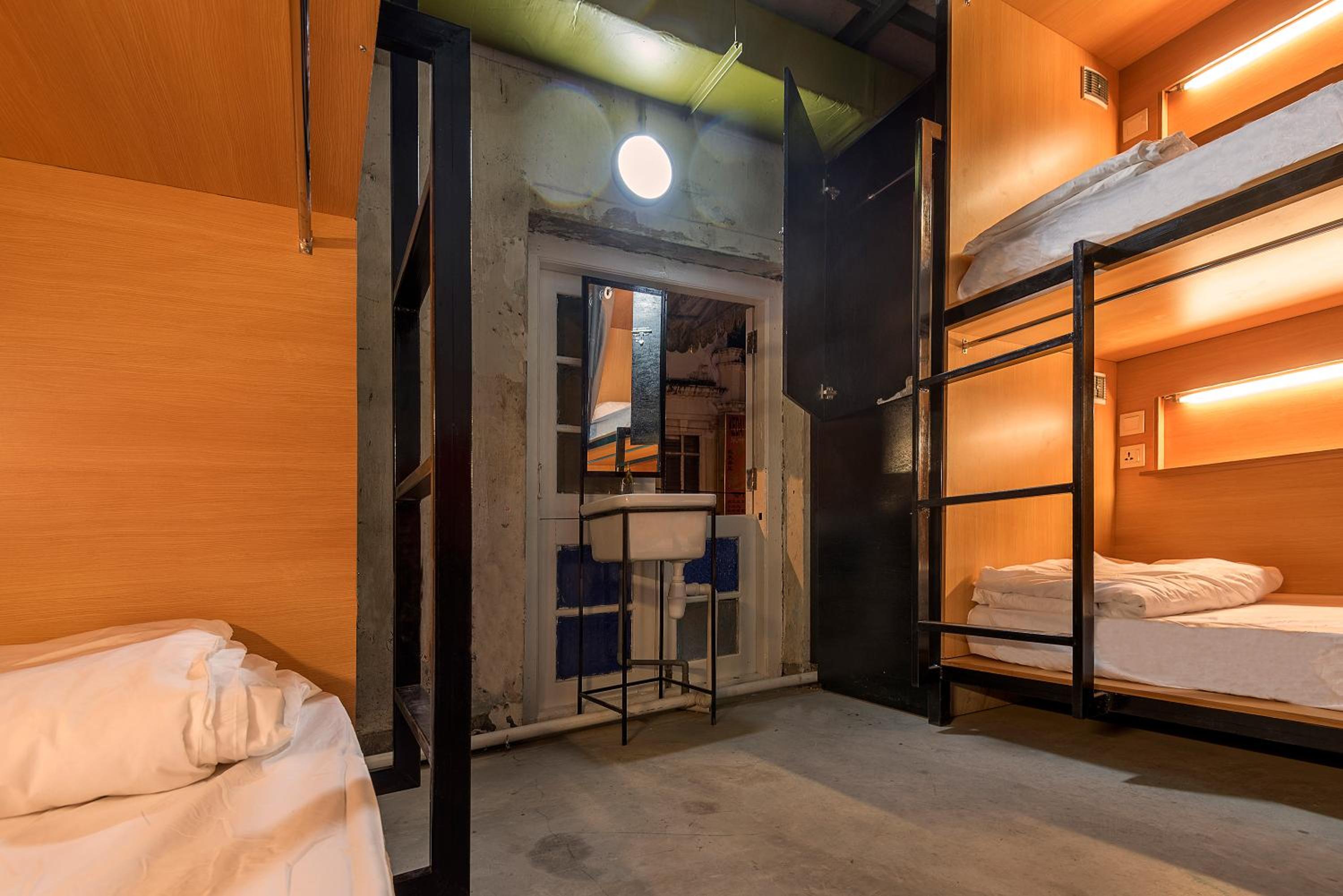 Chinatown Hostel by Mingle - Rooftop Private Jacuzzi with Bar