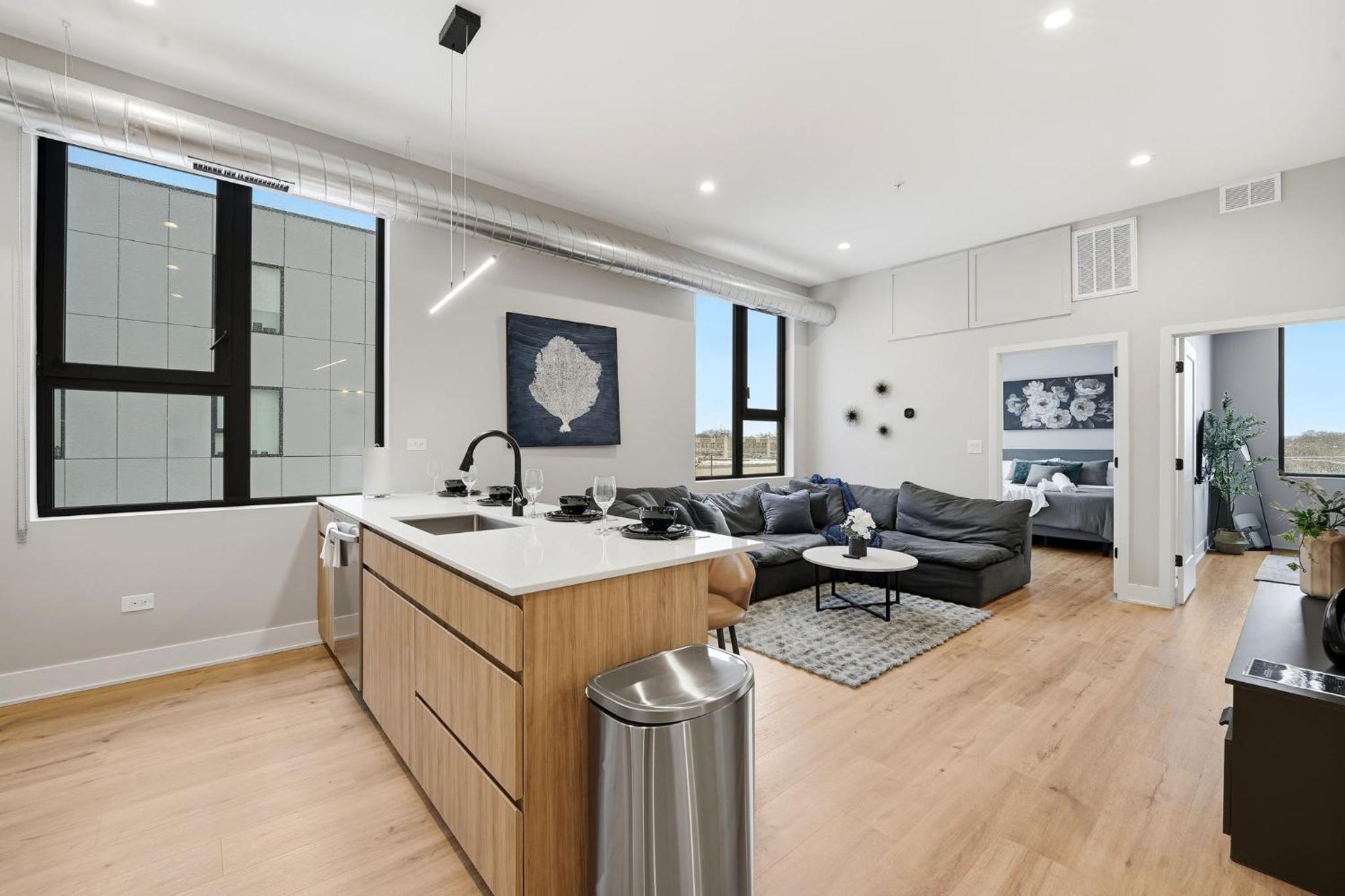 Edgewater Apt with Free Parking Gym Modern Living