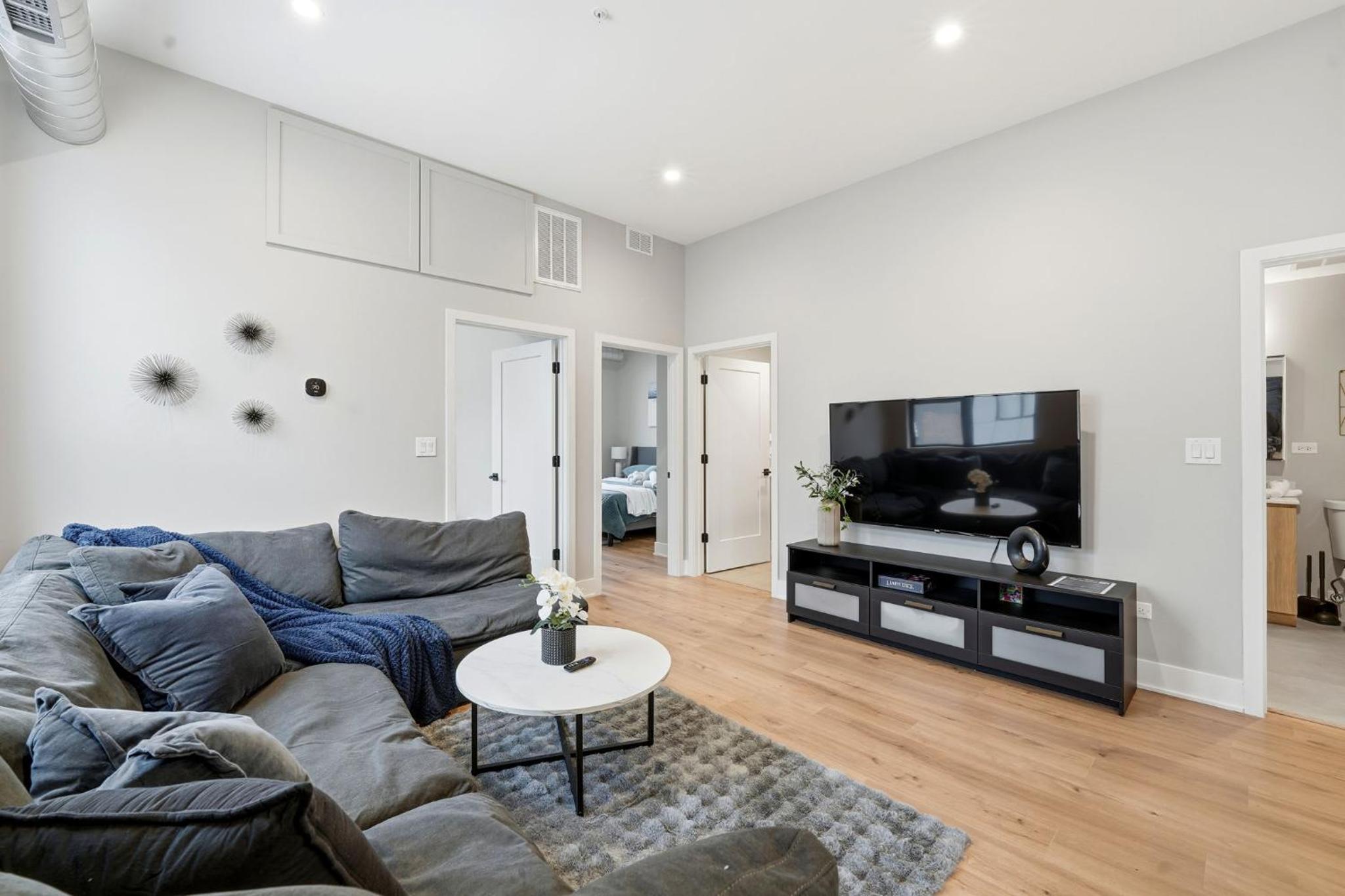 Edgewater Apt with Free Parking Gym Modern Living