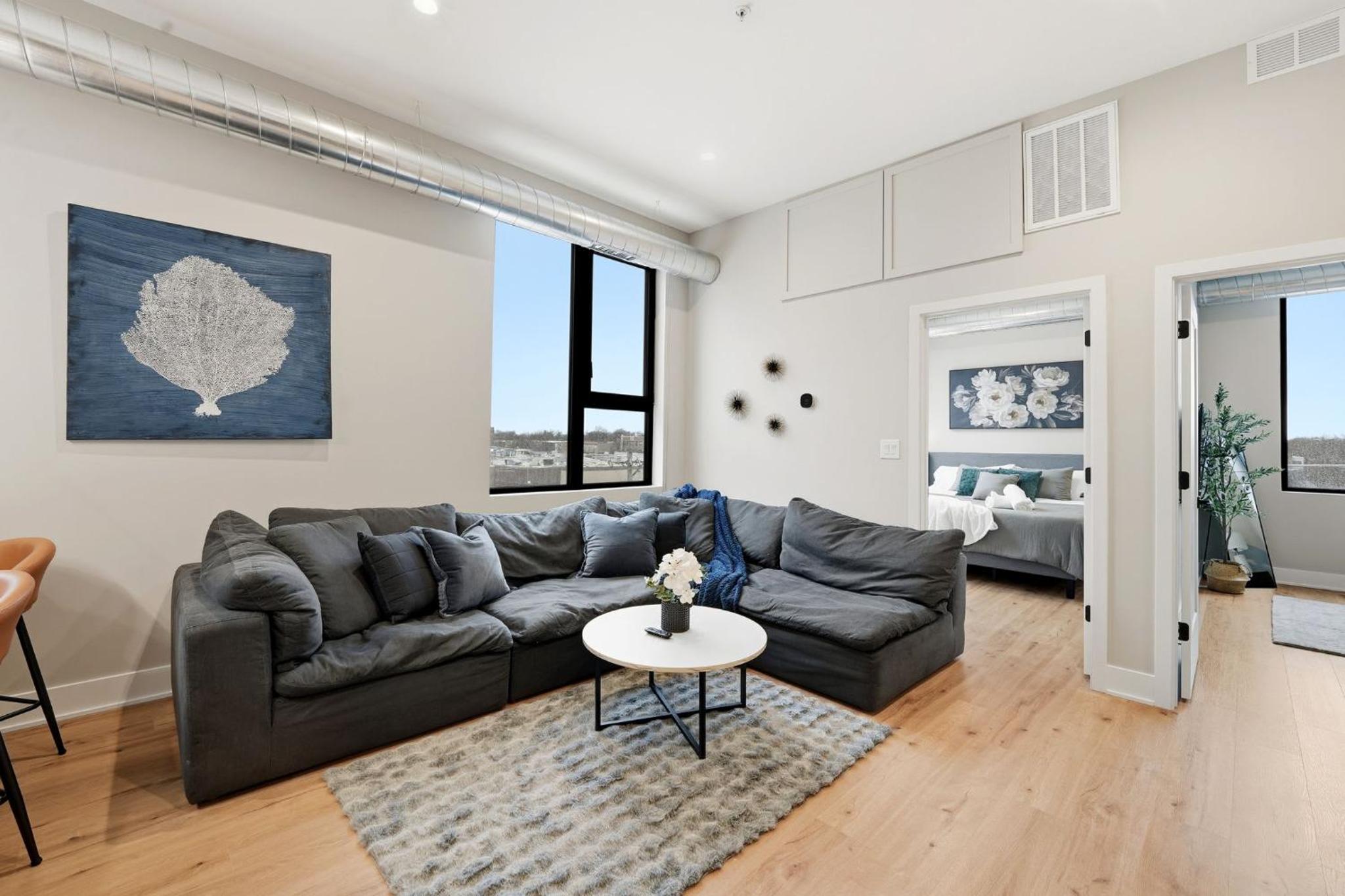 Edgewater Apt with Free Parking Gym Modern Living