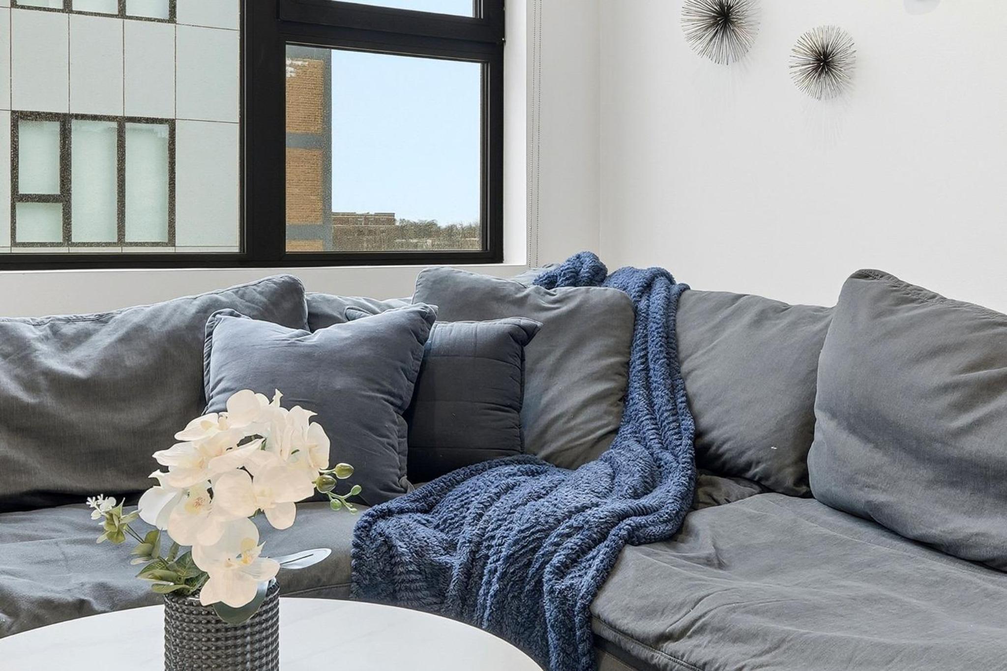 Edgewater Apt with Free Parking Gym Modern Living