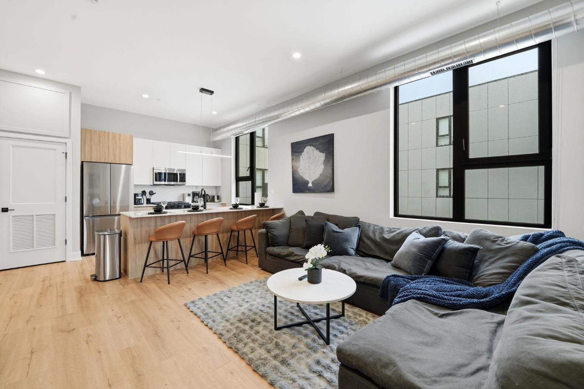 Edgewater Apt with Free Parking Gym Modern Living