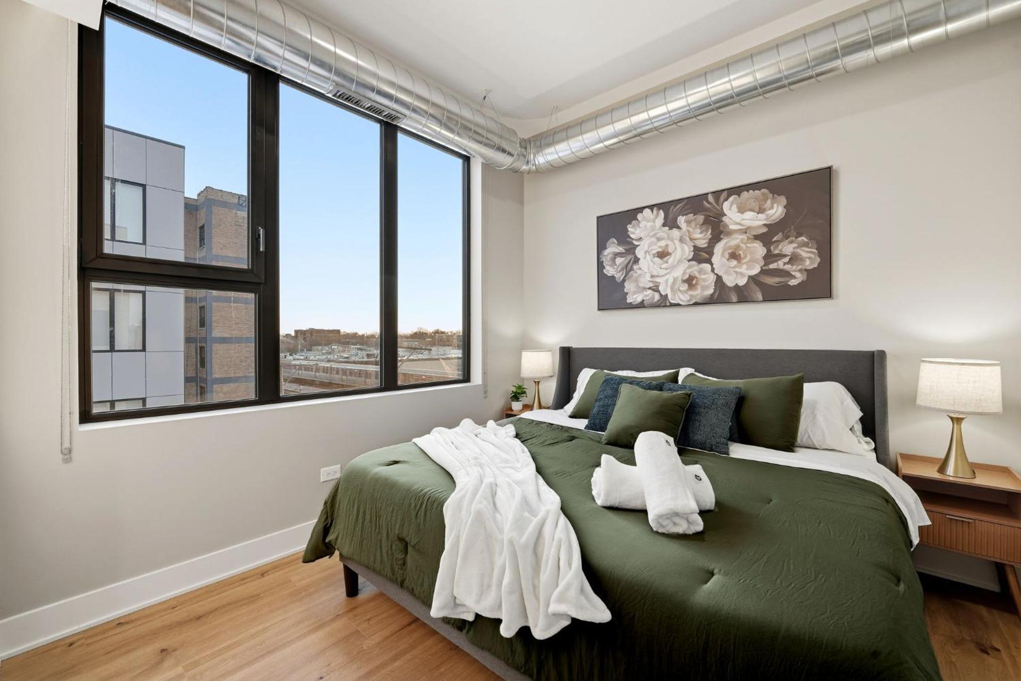 Edgewater Apt with Free Parking Gym Modern Living