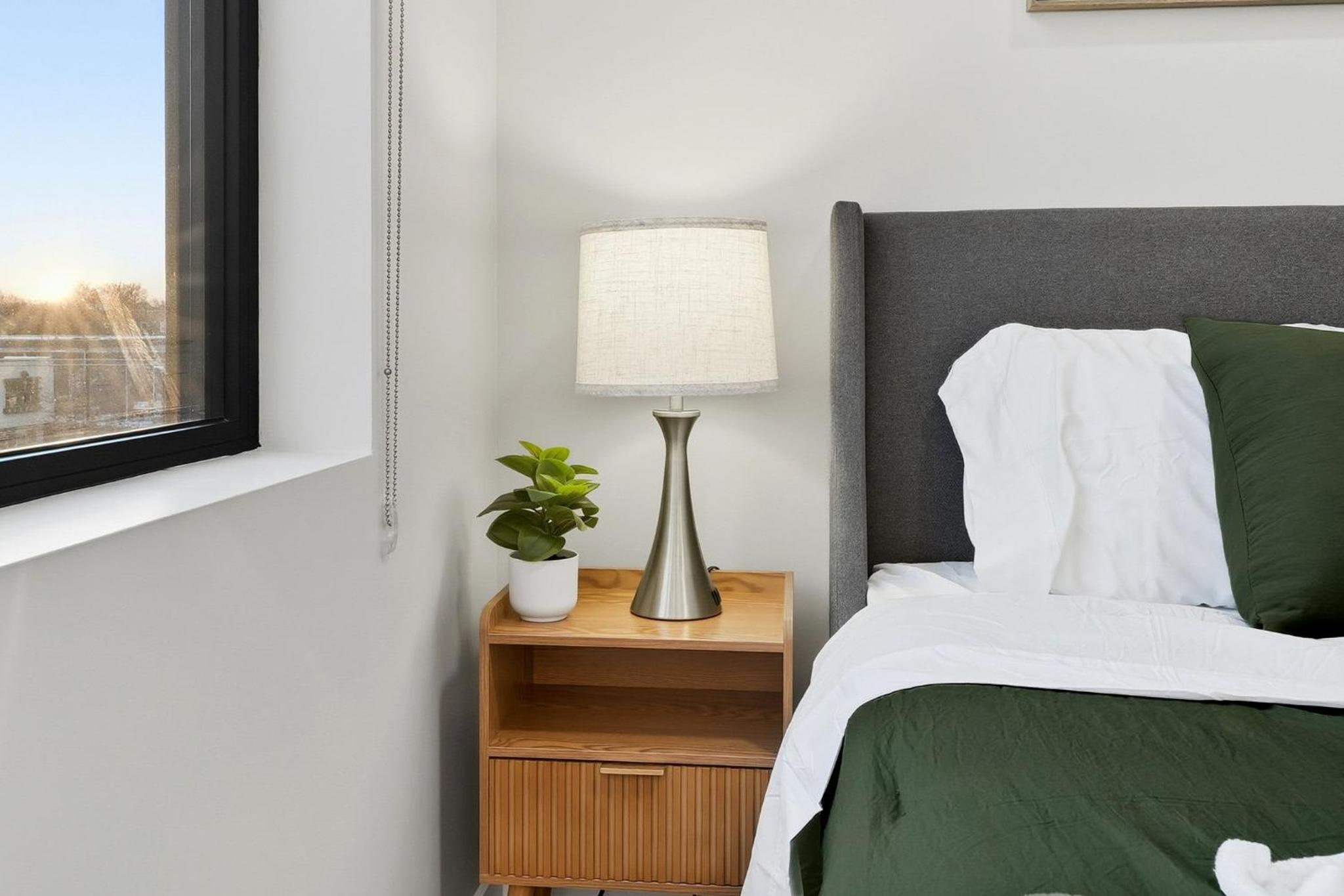 Edgewater Apt with Free Parking Gym Modern Living