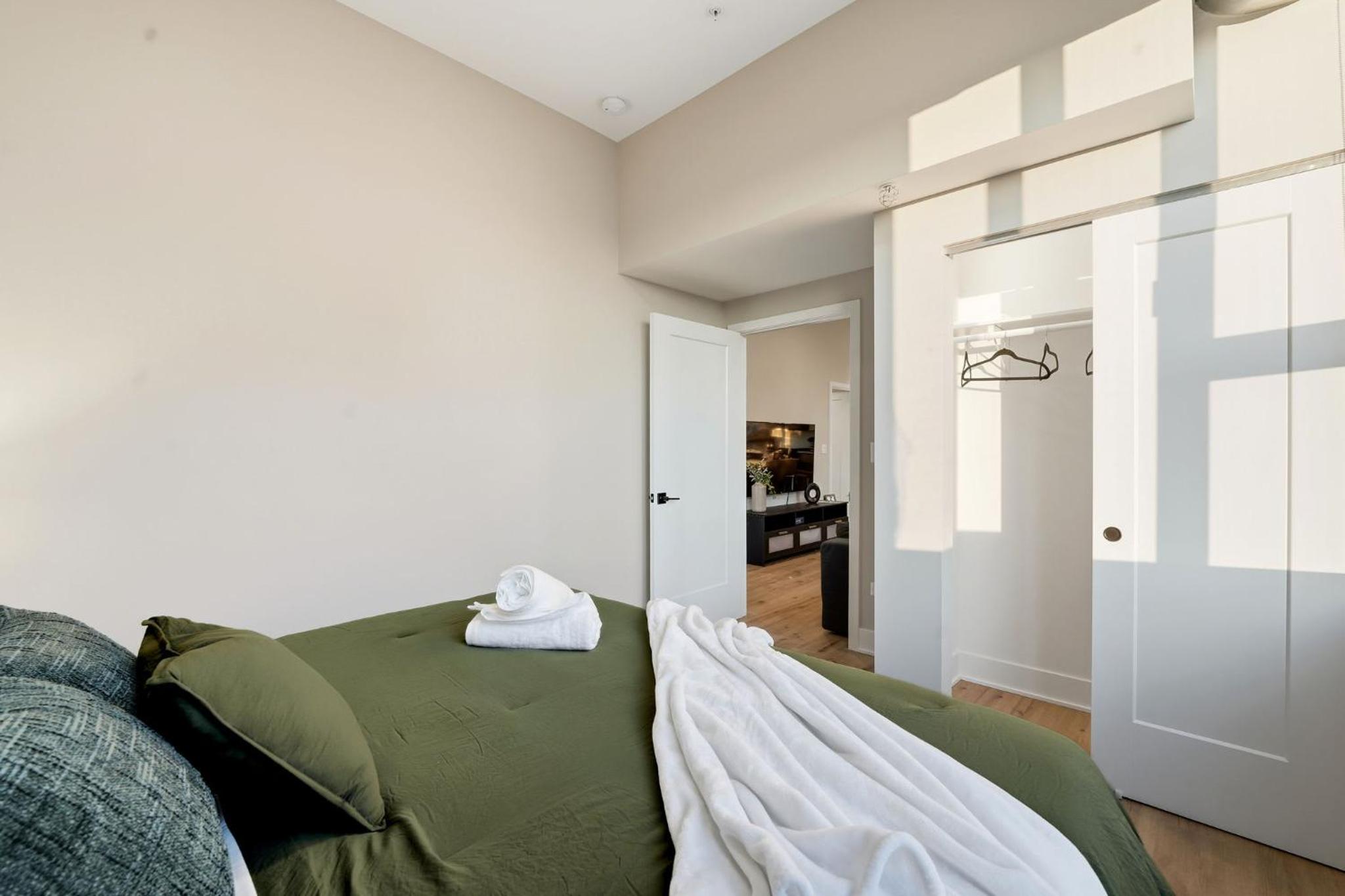 Edgewater Apt with Free Parking Gym Modern Living