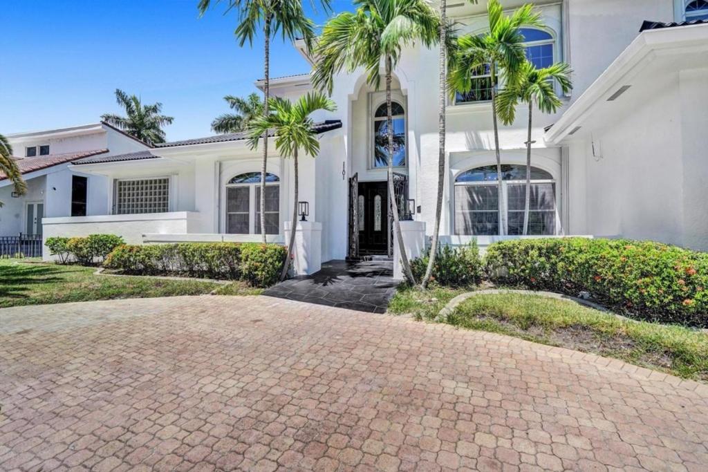 6BR Elegant Hollywood Lakes Mansion with Pool & Spa home