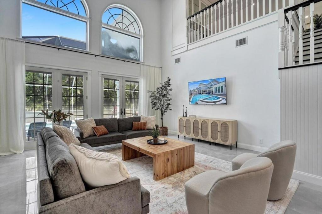 6BR Elegant Hollywood Lakes Mansion with Pool & Spa home