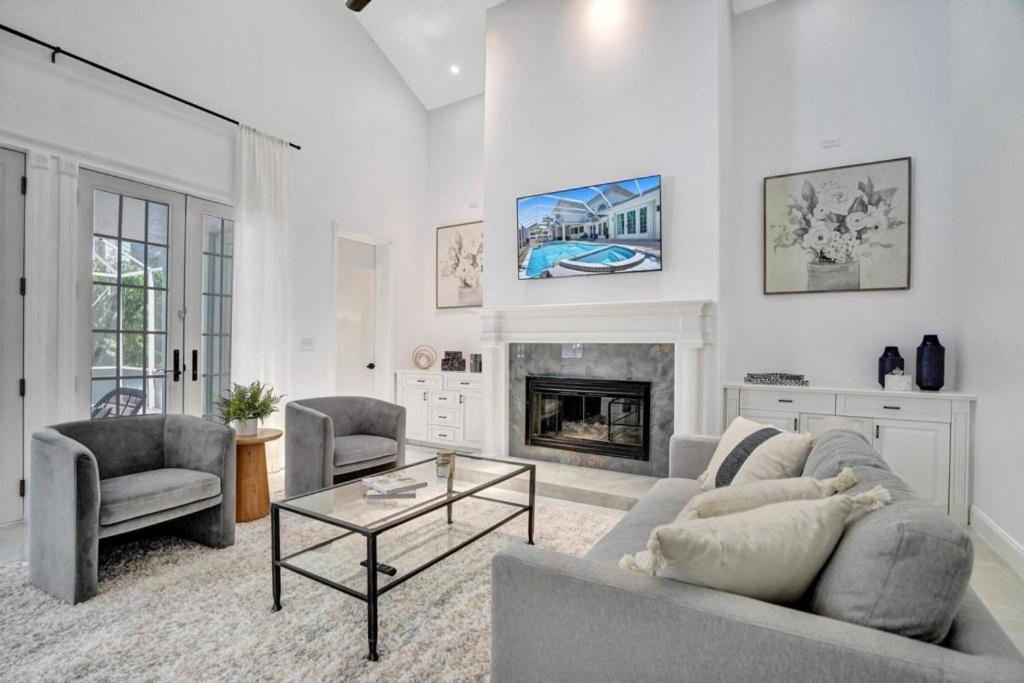 6BR Elegant Hollywood Lakes Mansion with Pool & Spa home