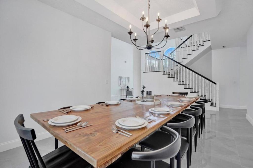 6BR Elegant Hollywood Lakes Mansion with Pool & Spa home