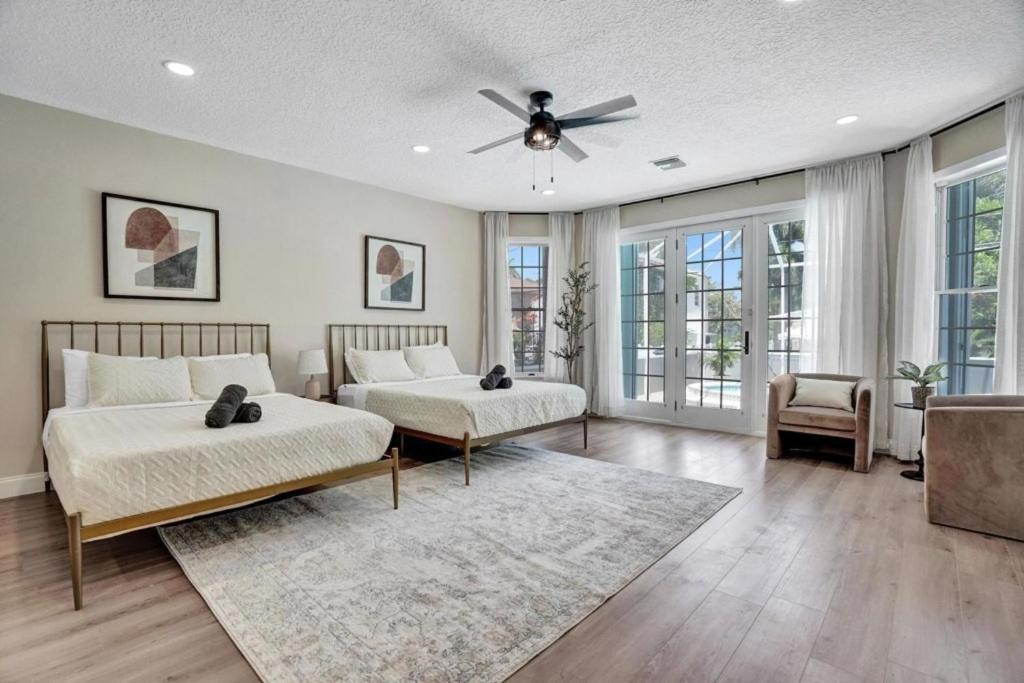 6BR Elegant Hollywood Lakes Mansion with Pool & Spa home