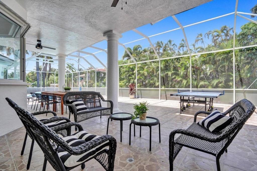 6BR Elegant Hollywood Lakes Mansion with Pool & Spa home