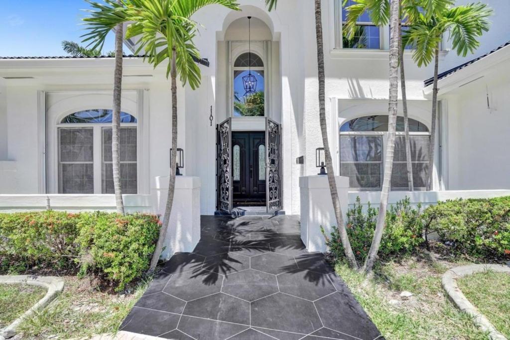 6BR Elegant Hollywood Lakes Mansion with Pool & Spa home