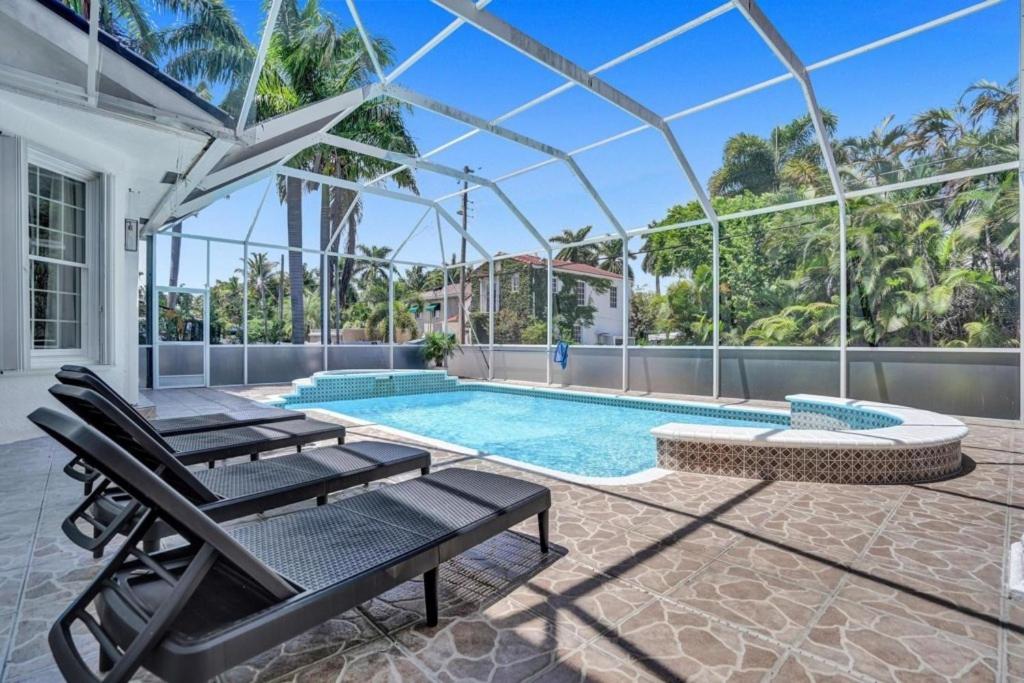 6BR Elegant Hollywood Lakes Mansion with Pool & Spa home