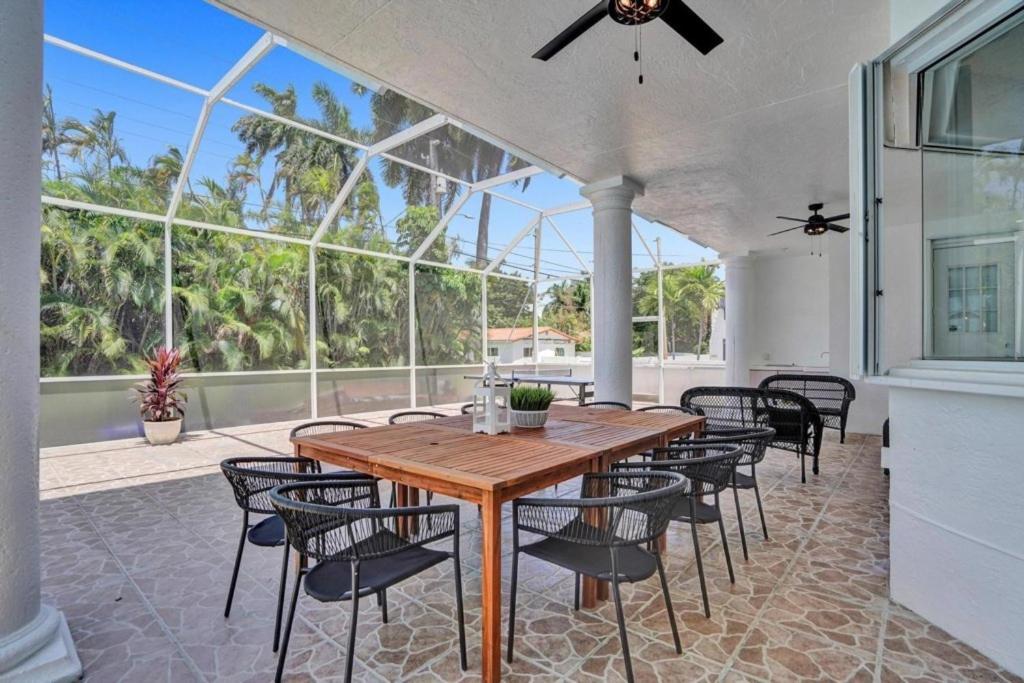 6BR Elegant Hollywood Lakes Mansion with Pool & Spa home