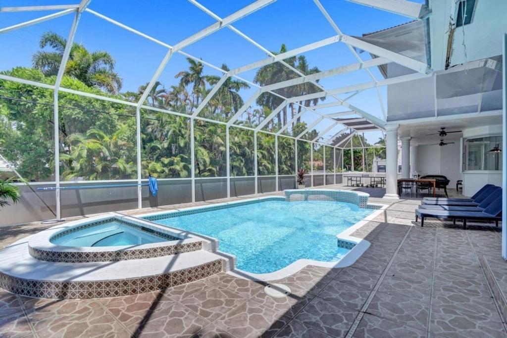6BR Elegant Hollywood Lakes Mansion with Pool & Spa home