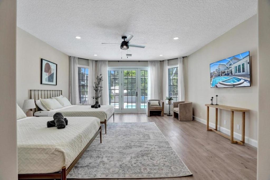 6BR Elegant Hollywood Lakes Mansion with Pool & Spa home