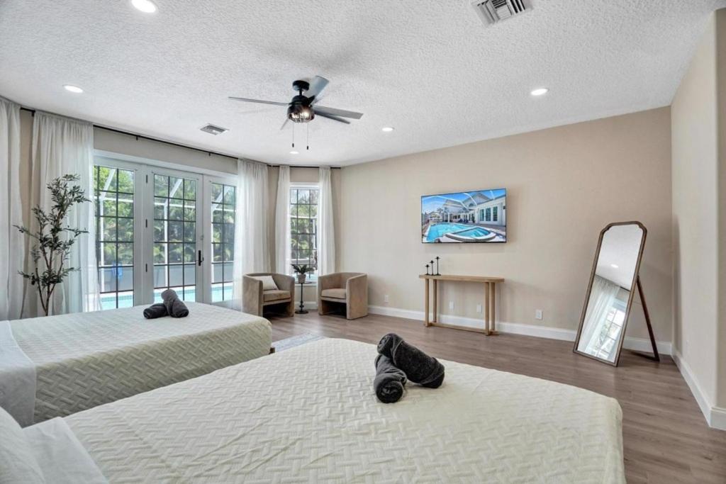 6BR Elegant Hollywood Lakes Mansion with Pool & Spa home