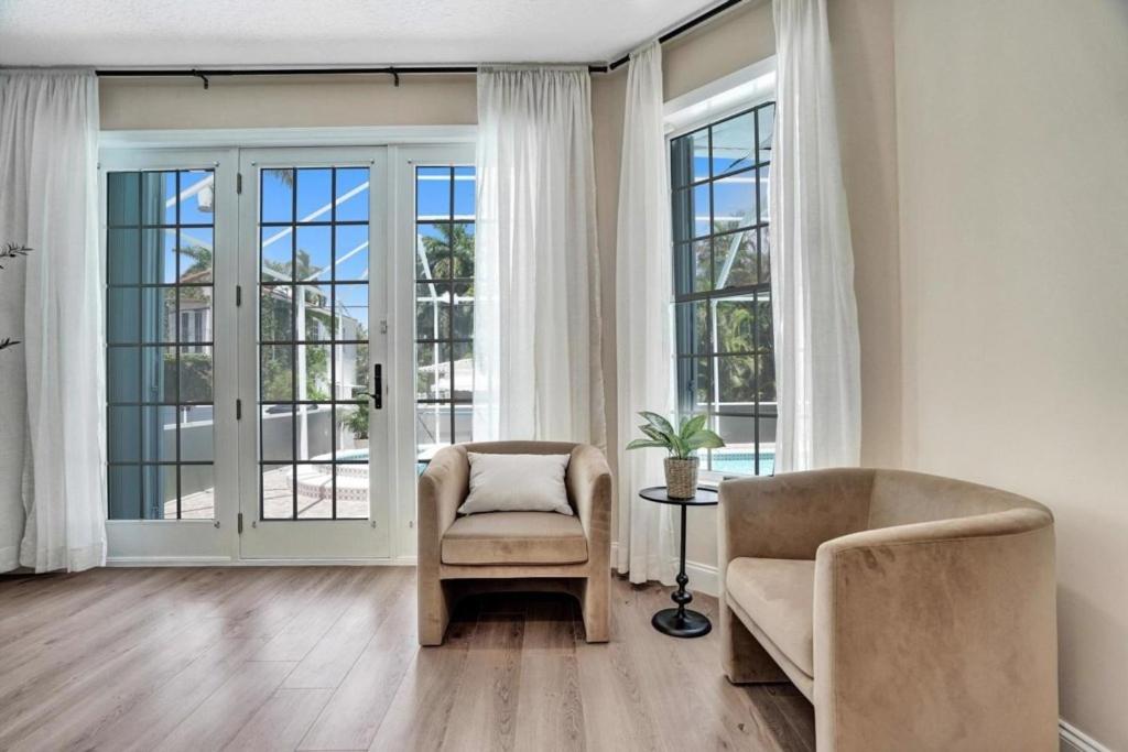 6BR Elegant Hollywood Lakes Mansion with Pool & Spa home