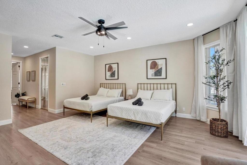 6BR Elegant Hollywood Lakes Mansion with Pool & Spa home