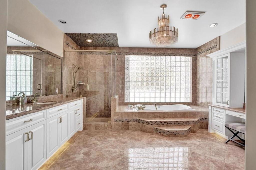 6BR Elegant Hollywood Lakes Mansion with Pool & Spa home