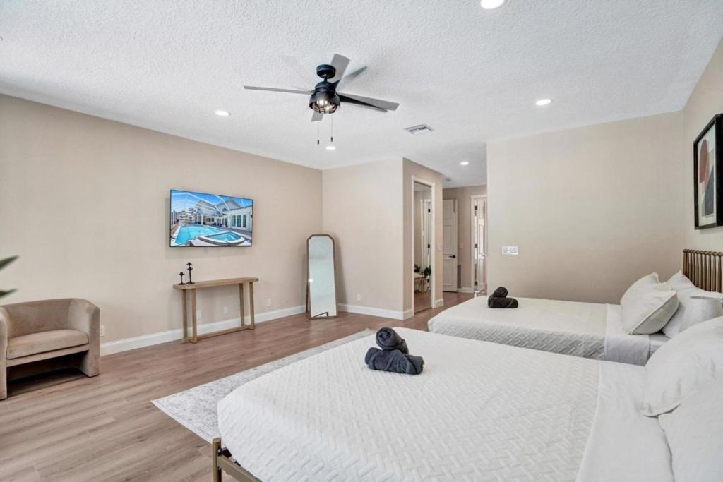 6BR Elegant Hollywood Lakes Mansion with Pool & Spa home