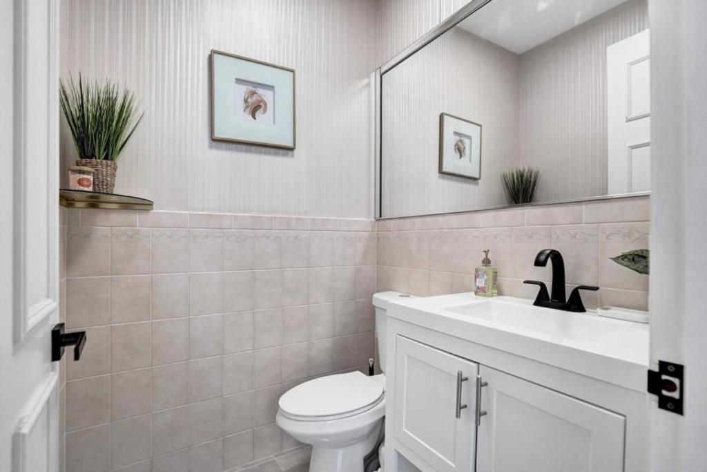 6BR Elegant Hollywood Lakes Mansion with Pool & Spa home