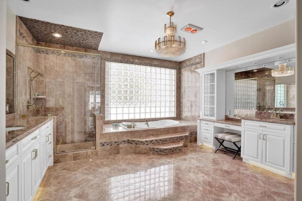 6BR Elegant Hollywood Lakes Mansion with Pool & Spa home