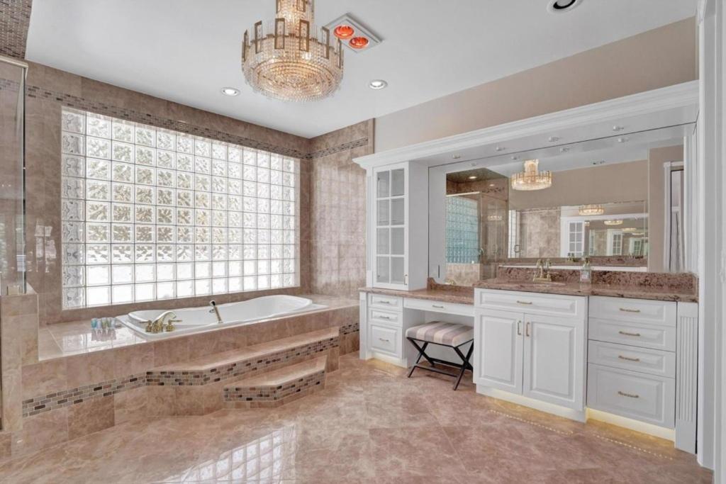 6BR Elegant Hollywood Lakes Mansion with Pool & Spa home