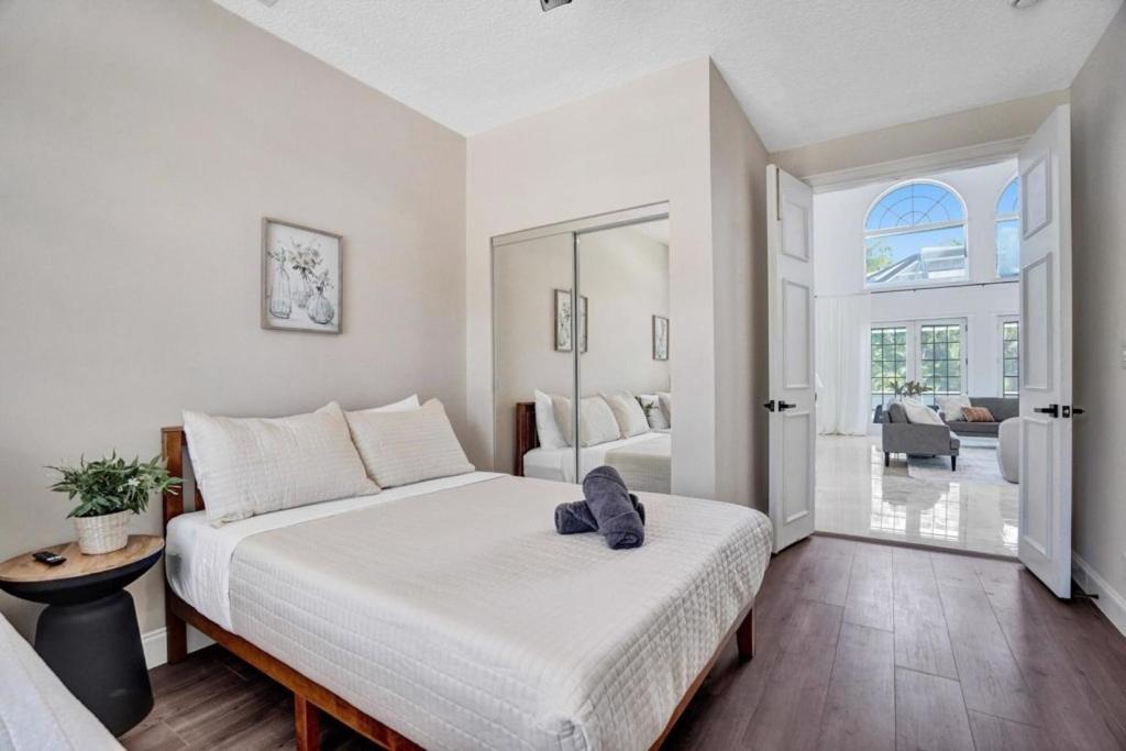 6BR Elegant Hollywood Lakes Mansion with Pool & Spa home