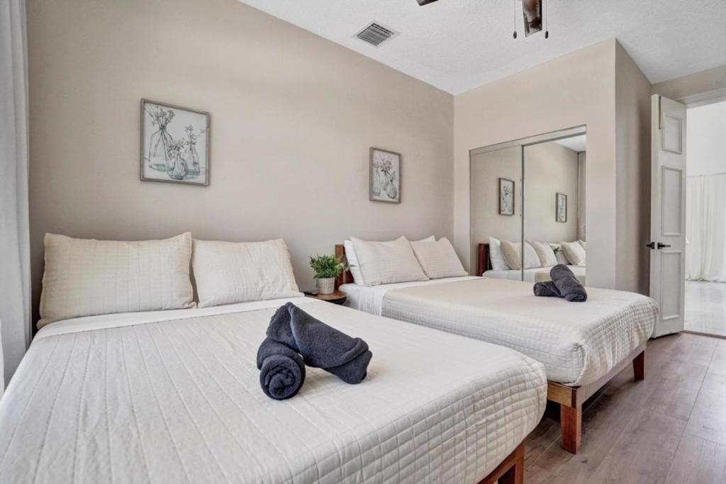 6BR Elegant Hollywood Lakes Mansion with Pool & Spa home