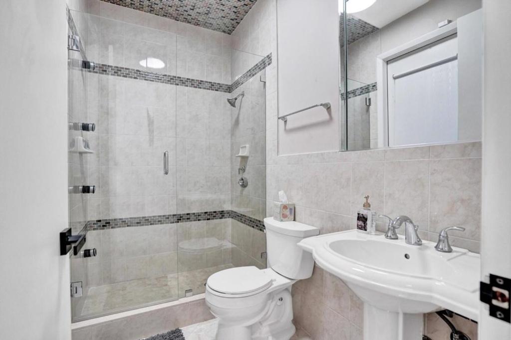 6BR Elegant Hollywood Lakes Mansion with Pool & Spa home