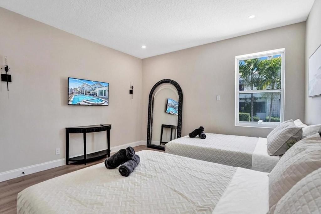 6BR Elegant Hollywood Lakes Mansion with Pool & Spa home
