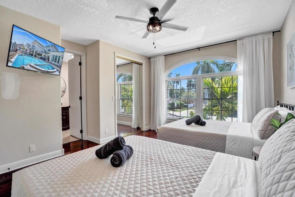 6BR Elegant Hollywood Lakes Mansion with Pool & Spa home